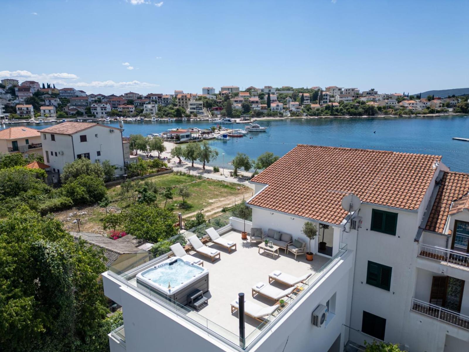 Villa Rozana - Beachfront Wellness Retreat Seget Vranjica Buitenkant foto
