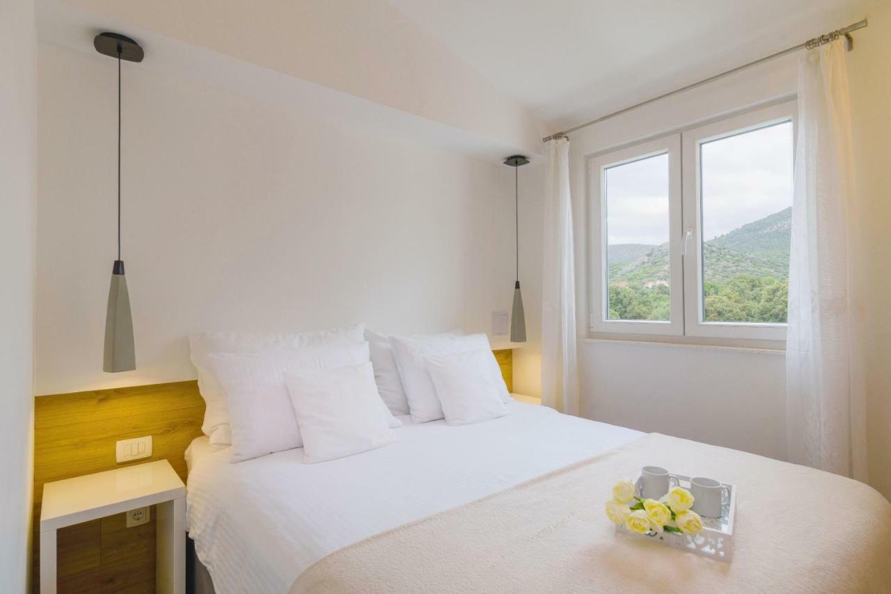 Villa Rozana - Beachfront Wellness Retreat Seget Vranjica Buitenkant foto